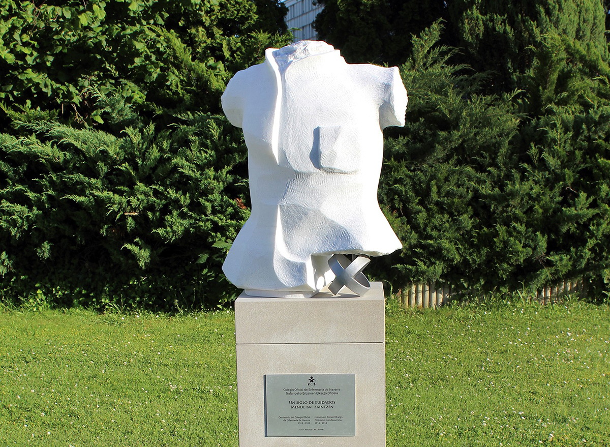 Imagen de la escultura conmemorativa de la profesión enfermera ubicada junto al colegio de enfermería de Navarra.